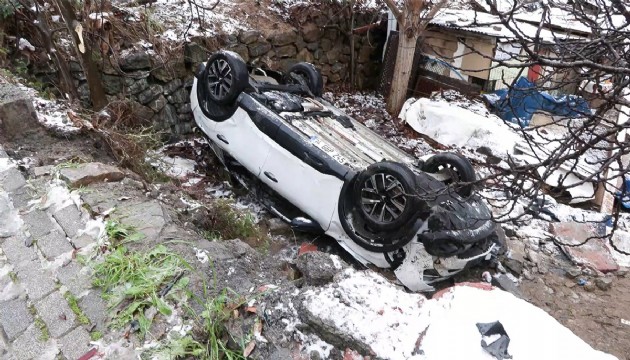 Üsküdar'da araç evin bahçesine girdi, şoför kaçtı!